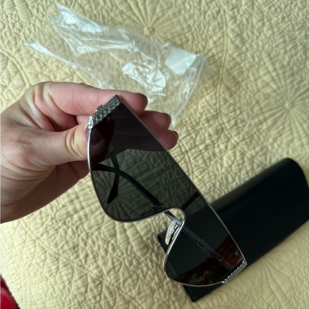 Moschino sunglasses and case - Picture 9 of 9